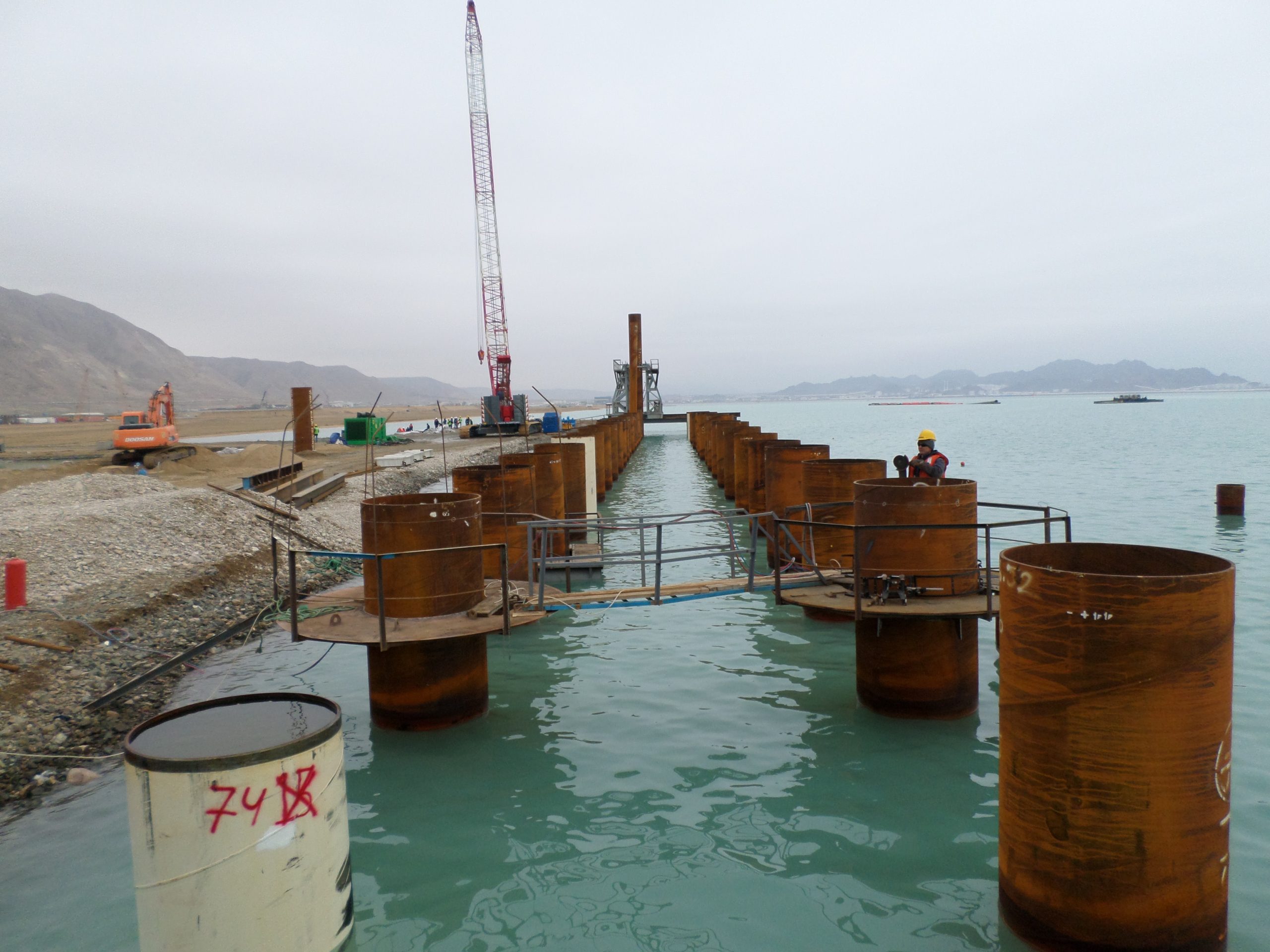 Проект международного порта Туркменбаши — Монтажные, сварочные и малярные работы несущих свай